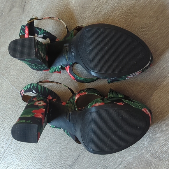 Patterned platform heels - Picture 4 of 4